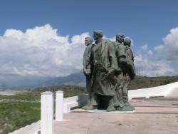 heldendenkmal.jpg (272.71 KiB) 11831 mal betrachtet heldendenkmal.jpg