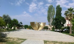 Neues Denkmal im Stadtpark.jpg