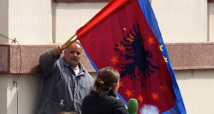 Fahnen von Albanien und der EU