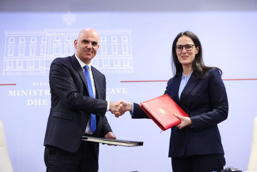 Alain Berset und Finanz- und Wirtschaftsministerin Delina Ibrahimaj am 18. Februar in Tirana: Vertragszunterzeichnung