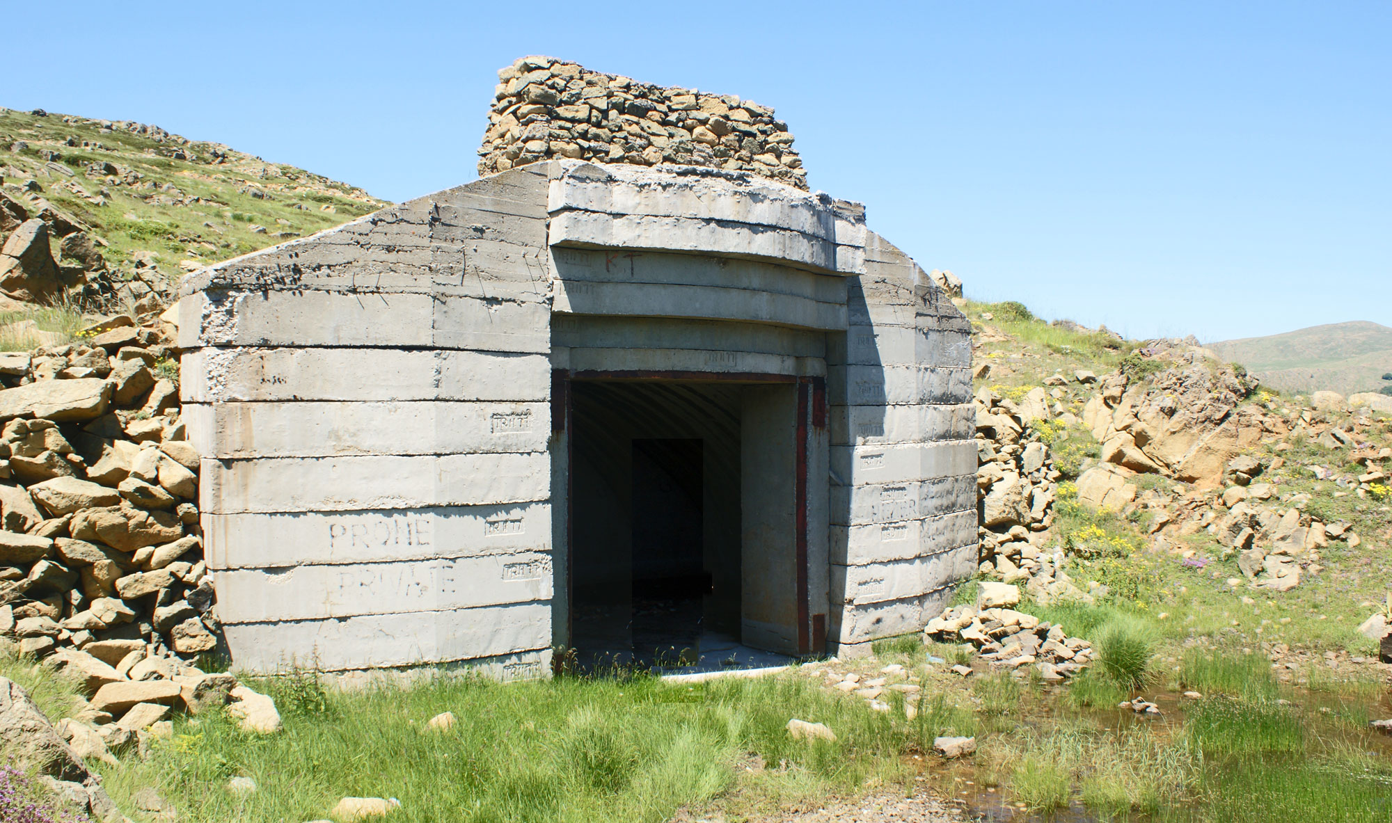 Verlassener Bunker in Albanien