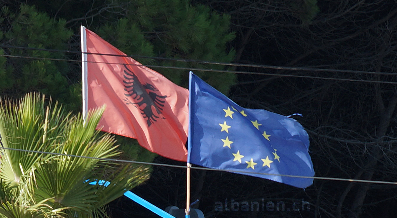 Flaggen von Albanien und der EU