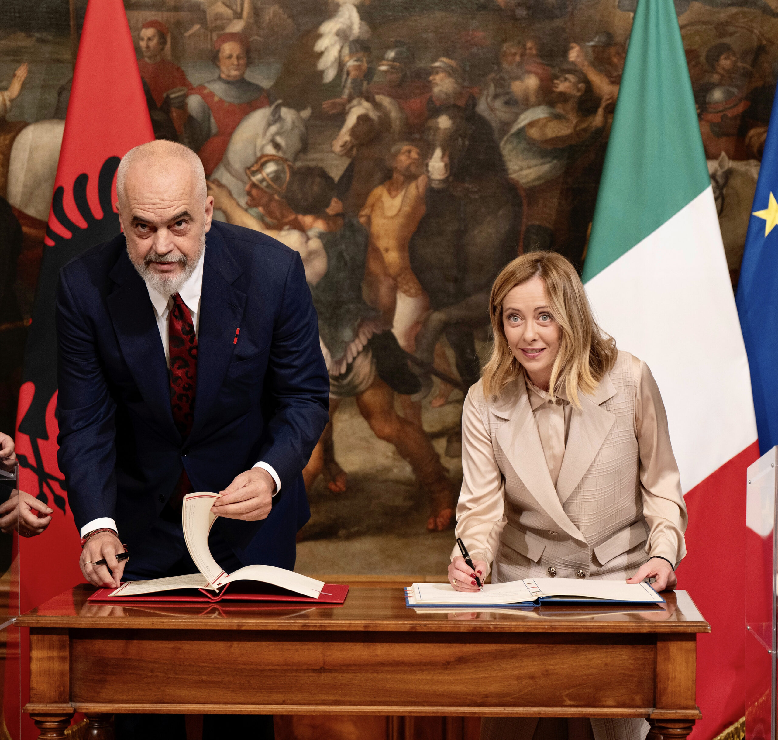Edi Rama und Giorgia Meloni bei der Unterzeichnung des Abkommens