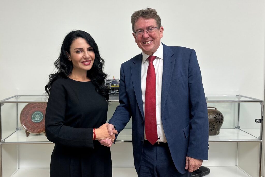 Belinda Balluku und Bundesrat Albert Rösti am Händeschütteln