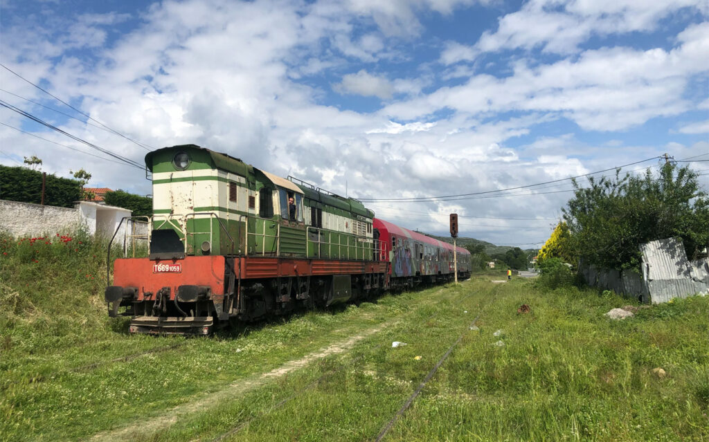 Zug der albanischen Eisenbahn in Peqin