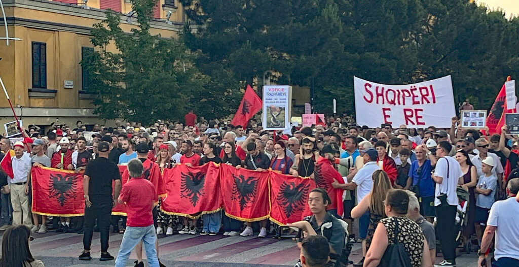 Demonstranten auf dem Boulevard in Tirana am 14. Juni