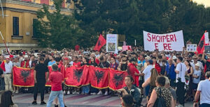 Demonstranten auf dem Boulevard in Tirana am 14. Juni