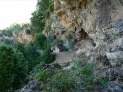 Höhlenkirche von Leusa.jpg