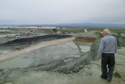 Mit Anwohner an der Abbruchkante.jpg