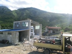 dienstbarer Transporter an der Schneide.jpg