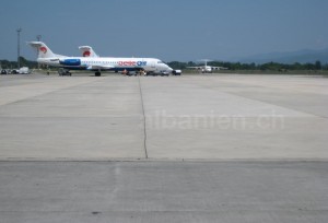 Belle Air am Flughafen Tirana