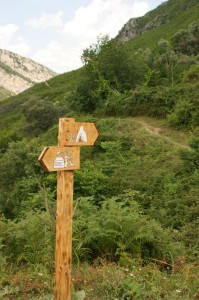 Höhle Pëllumbas: Wegweiser