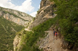 Höhle Pëllumbas: Wanderweg