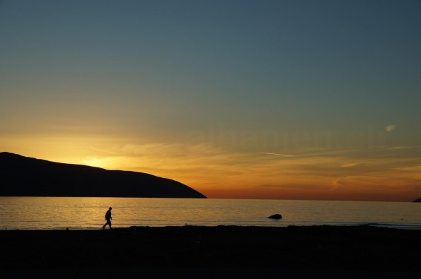 Die Sonne geht im Westen unter – am Strand von Vlora