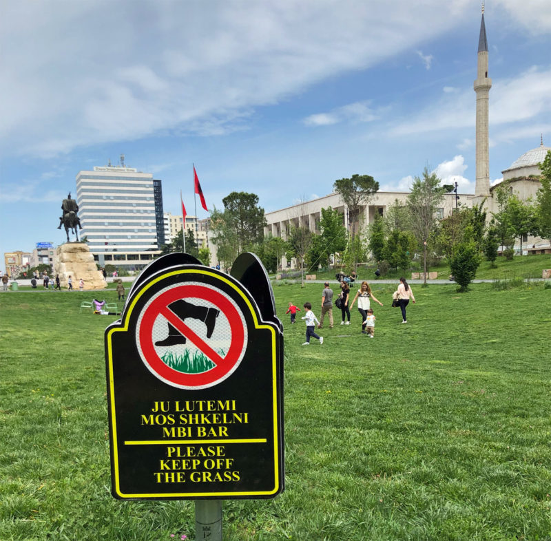 Tirana Skanderbegplatz: Schild «Keep off the gras»