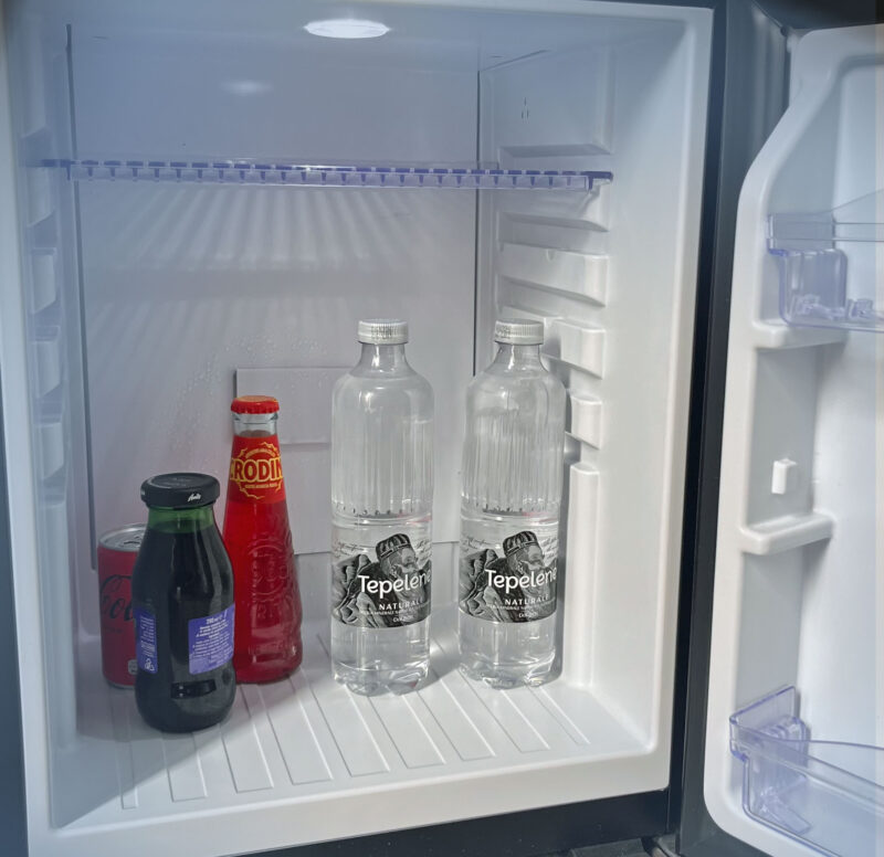 Hotelkühlschrank mit zwei Flaschen Wasser