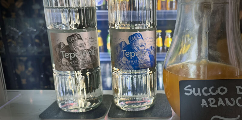 Zwei Wasserflaschen Uje Tepelene in einem Hotel in Sizilien